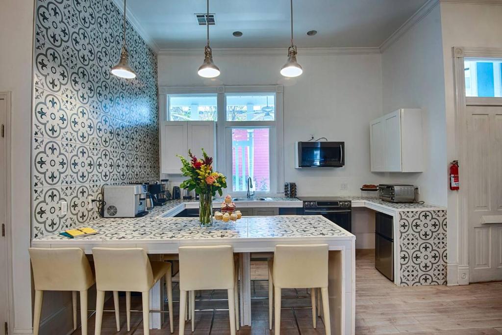 7 Bedroom - Sleeps 14! Next to Bourbon Street - Image 5