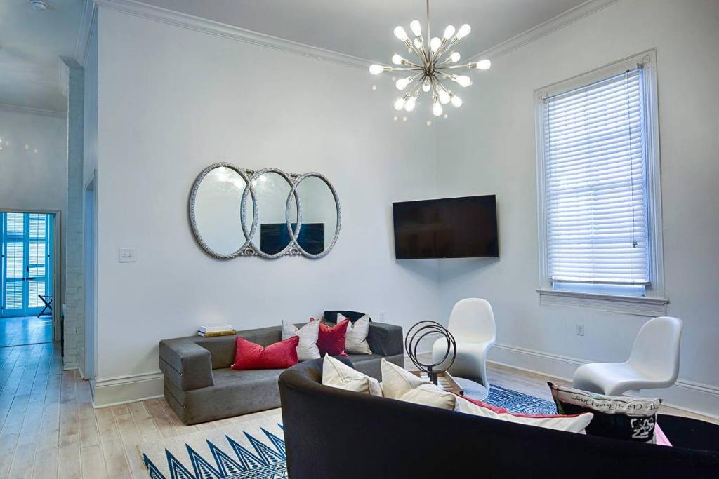 7 Bedroom - Sleeps 14! Next to Bourbon Street - Image 8