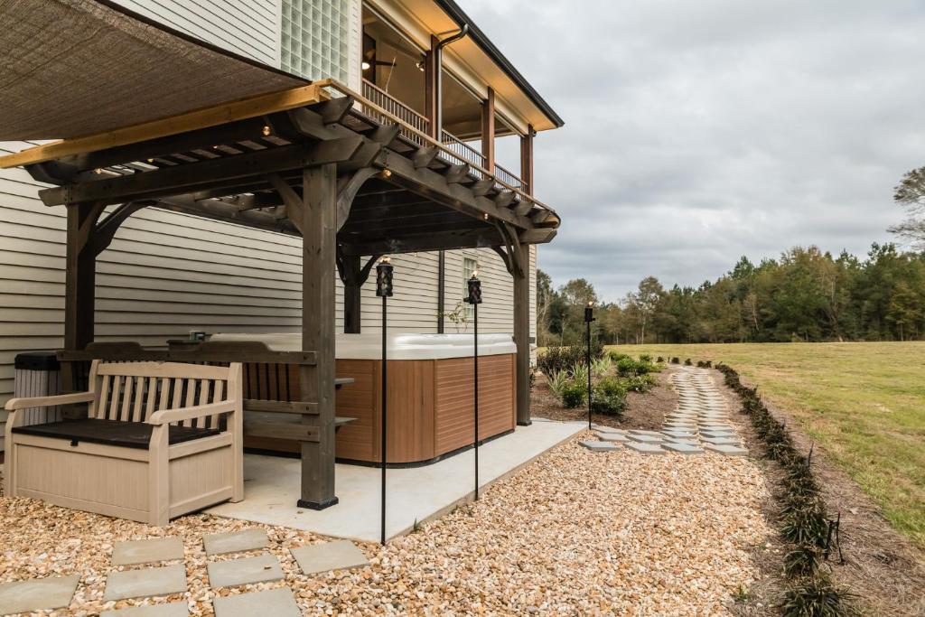 Hot Tub (Jacuzzi) - Photo 2