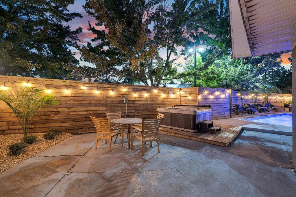 Hot Tub (Jacuzzi) - Photo 3