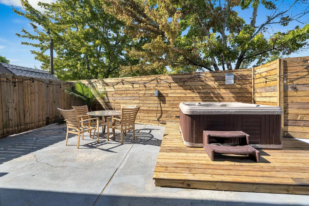 Sleeps 24-spacious Suites Near Fq W Pool