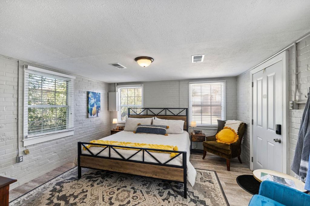 Downtown Cottage Hammond, Pool, Hot Tub, King Bed - Image 4