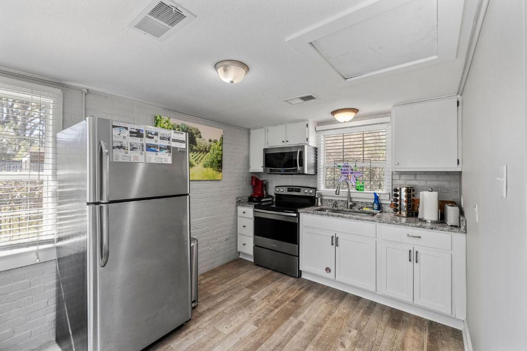 Downtown Cottage Hammond, Pool, Hot Tub, King Bed - Image 8