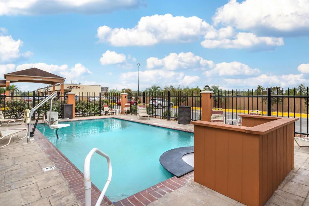 Hot Tub (Jacuzzi) - Photo 2