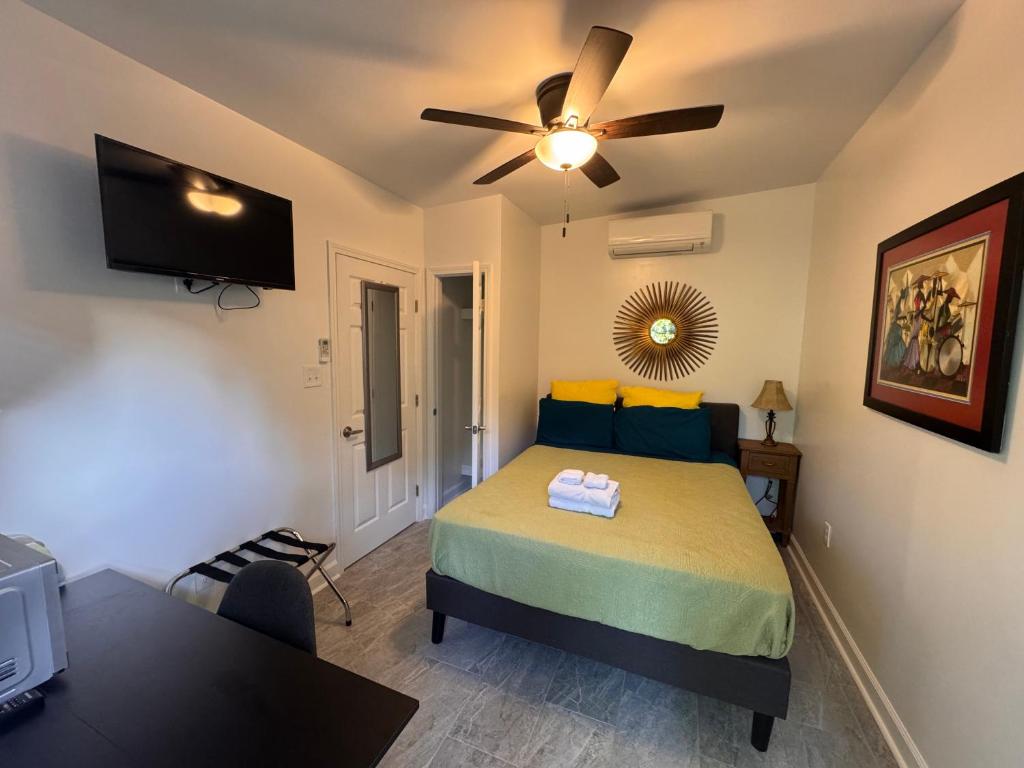 Charming Studio Cabin under Oak tree 2 mins walk to Magazine quiet neighborhood