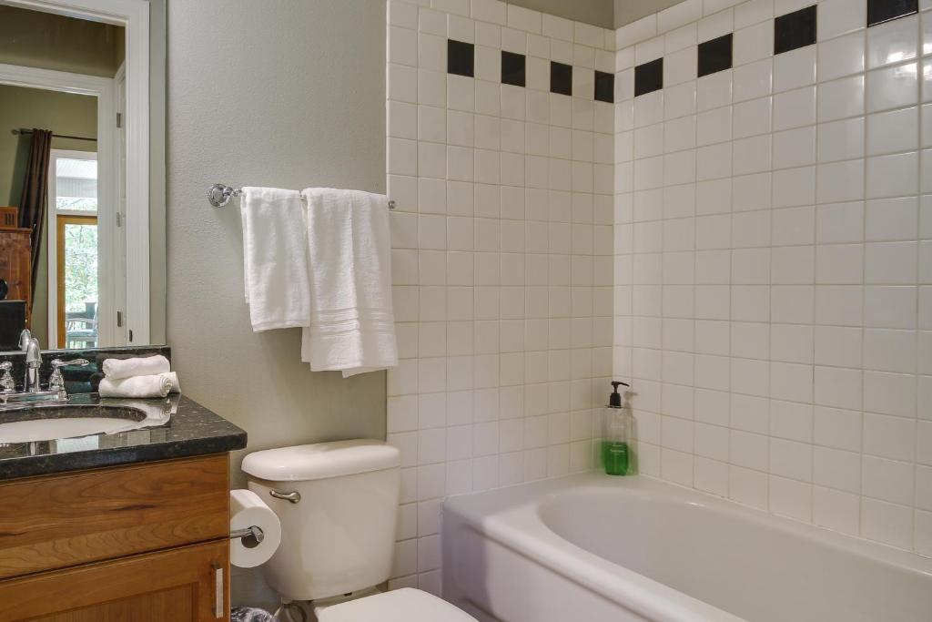 Waterfront Loranger Cottage Hot Tub, Deck and Grill - Image 8