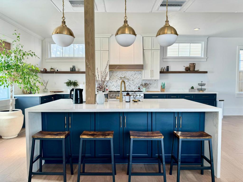 Elegant Garden District 4BR Home - Image 4