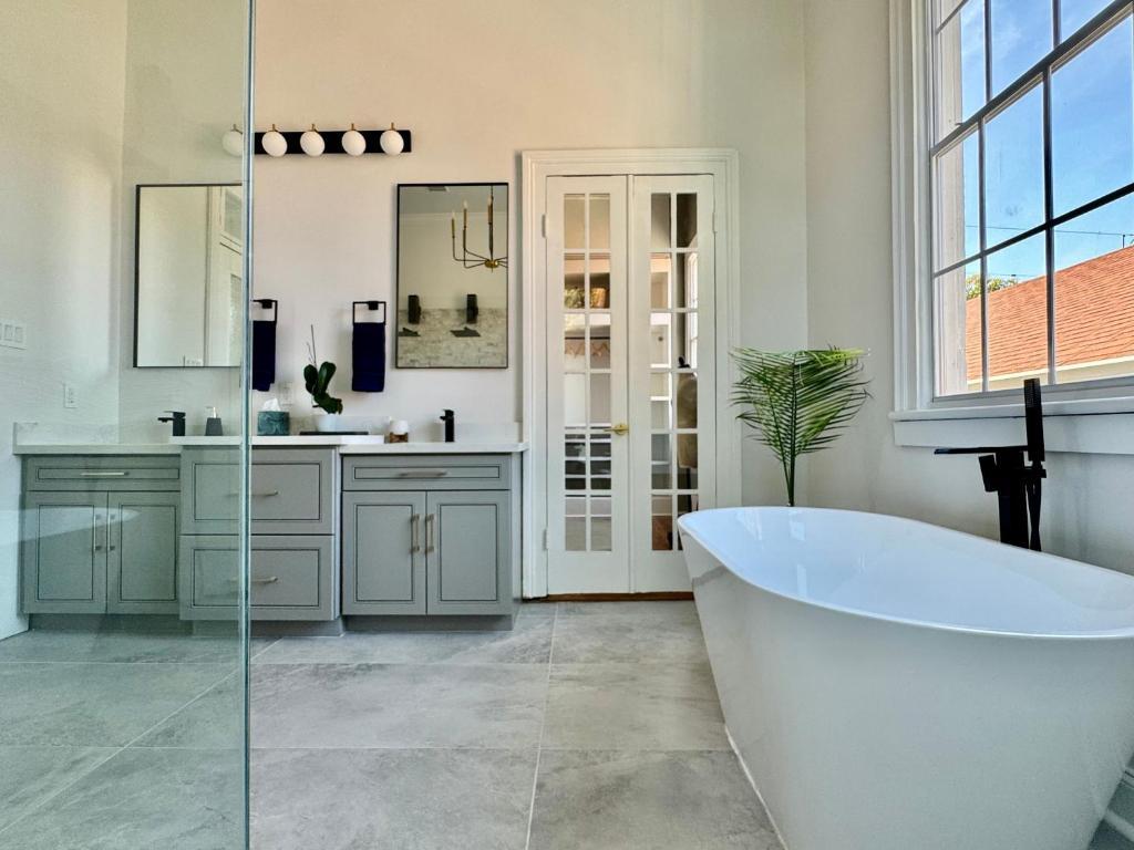 Elegant Garden District 4BR Home - Image 5