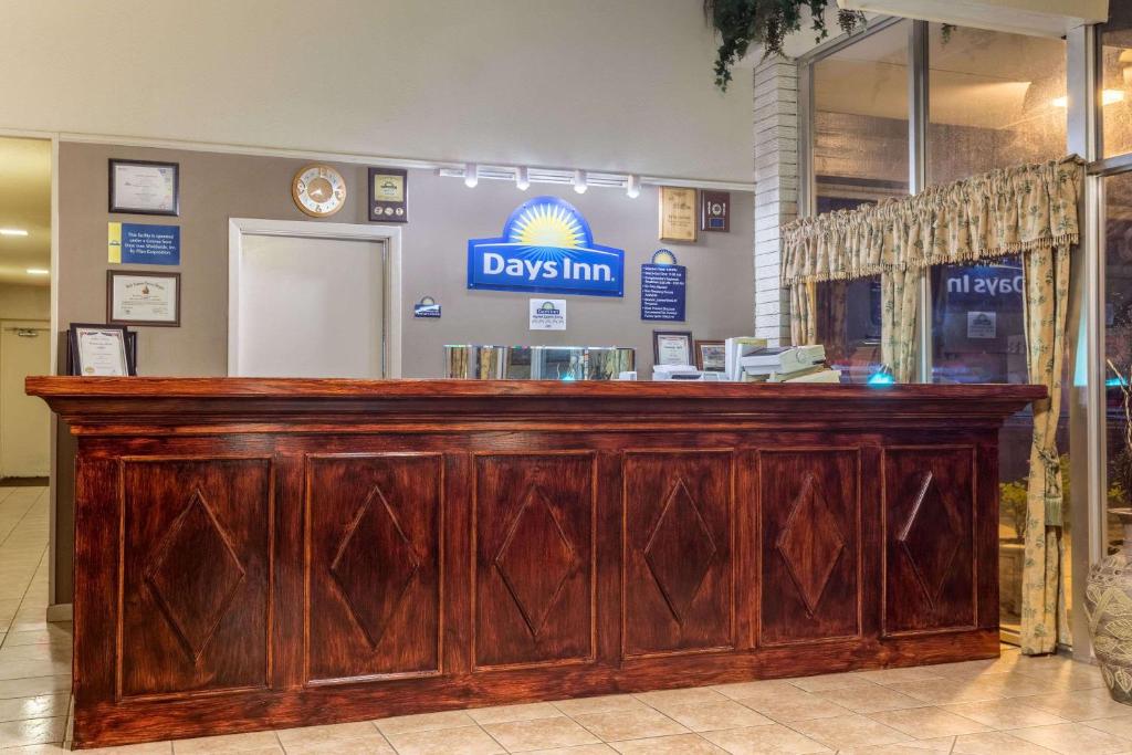Days Inn by Wyndham Leesville - Image 7