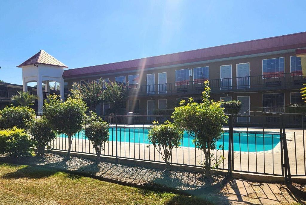 Days Inn by Wyndham Leesville - Image 4