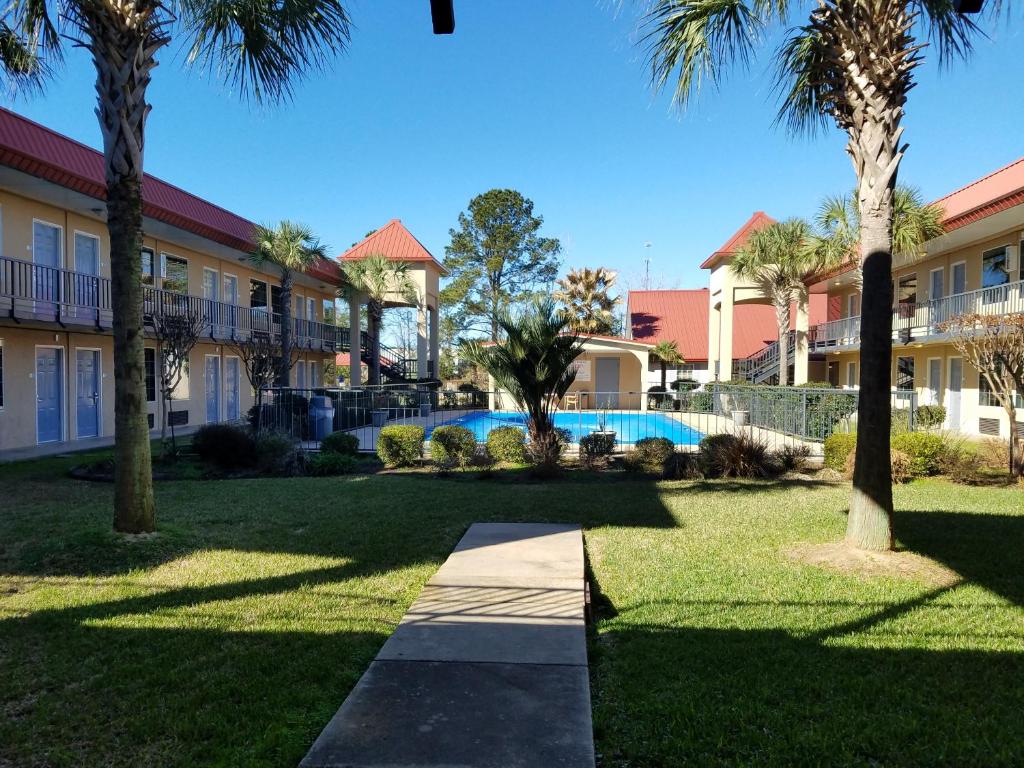 Days Inn by Wyndham Leesville - Image 6