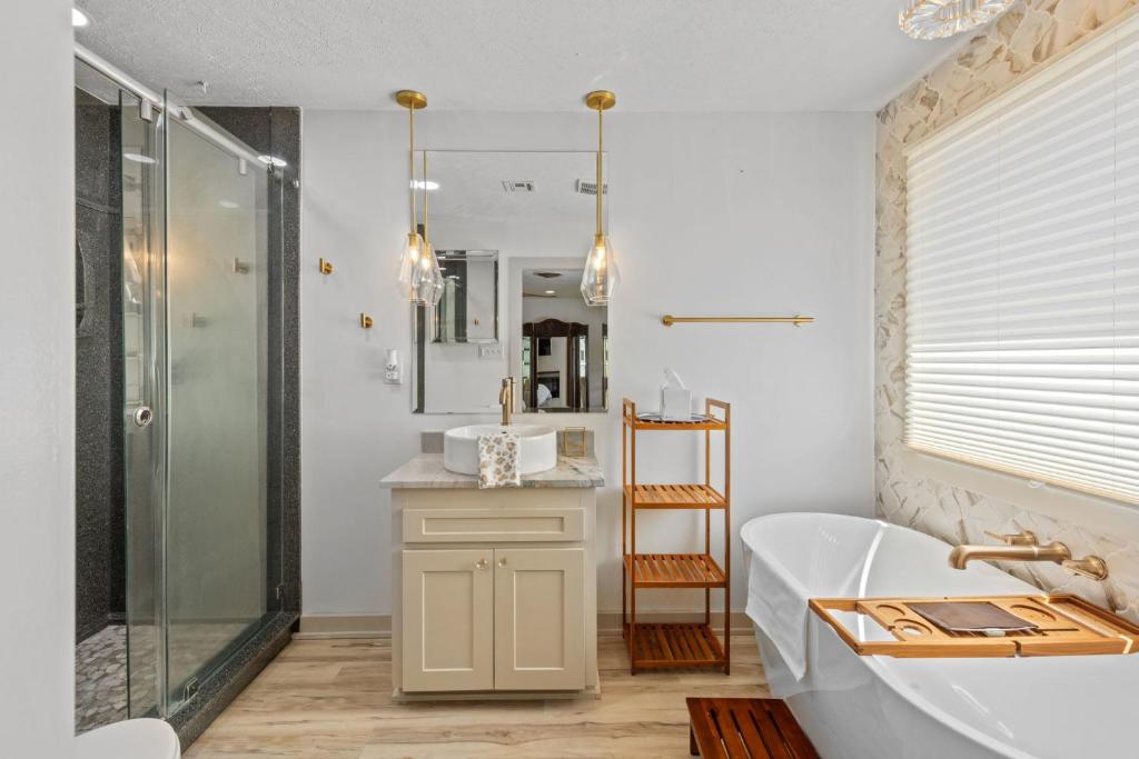 3 Bedroom Home with Pool - Image 7