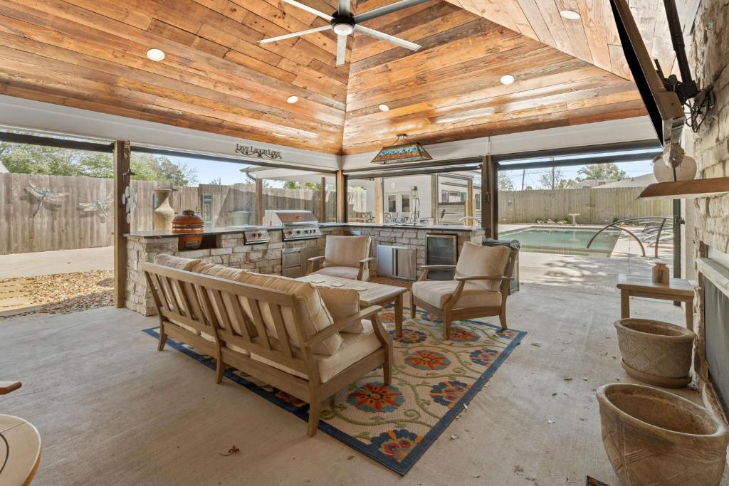 3 Bedroom Home with Pool - Image 5