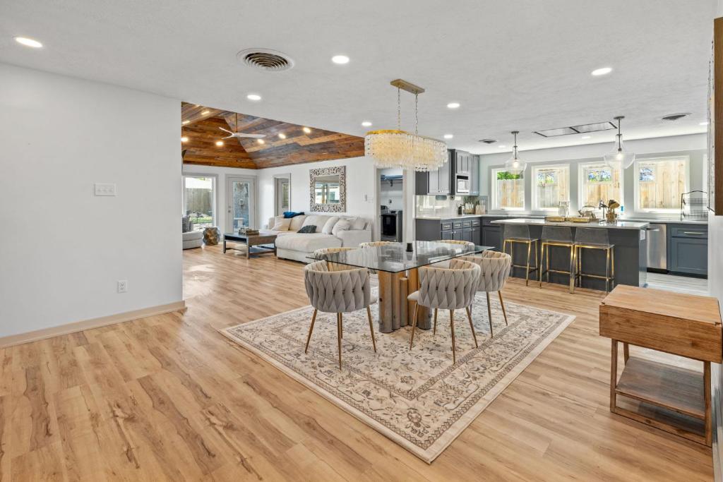 3 Bedroom Home with Pool - Image 4