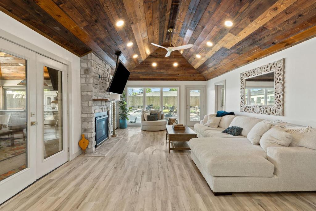 3 Bedroom Home with Pool