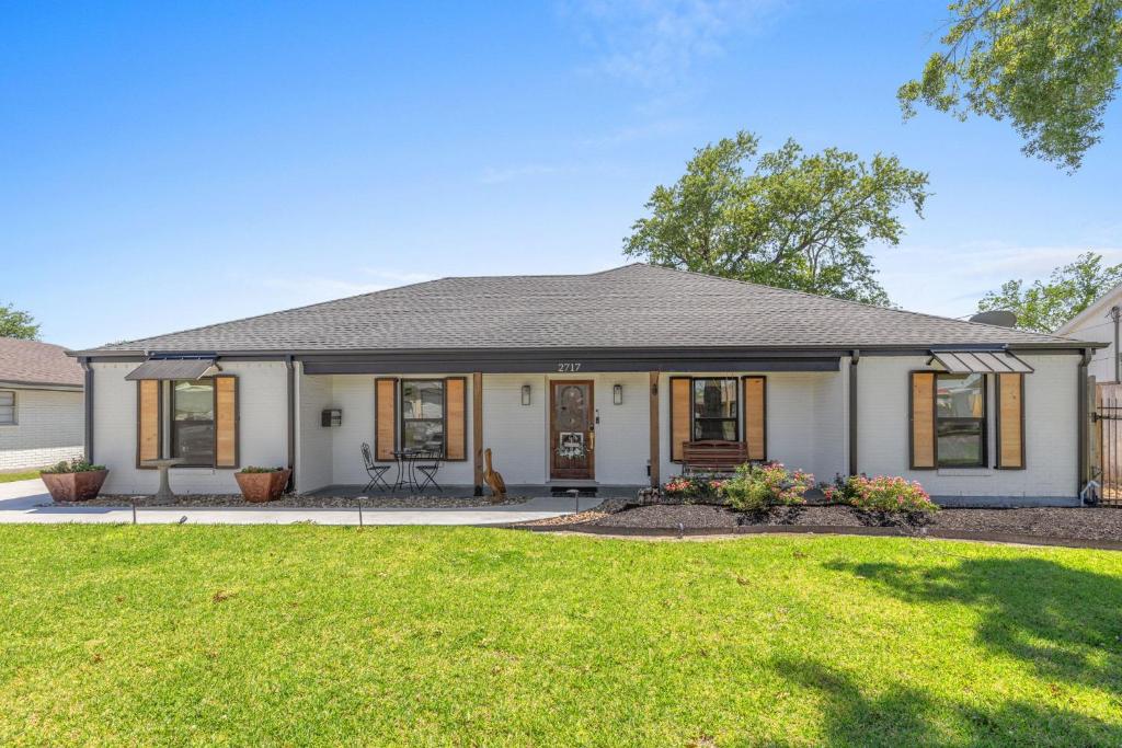 3 Bedroom Home with Pool - Image 6