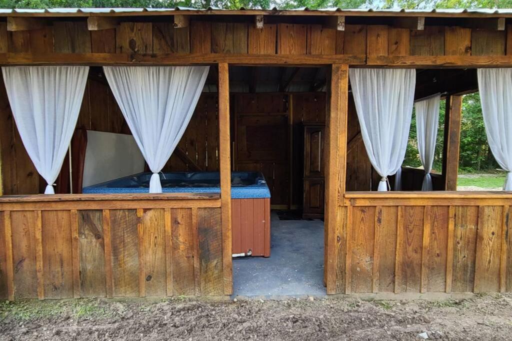 Hot Tub (Jacuzzi) - Photo 2