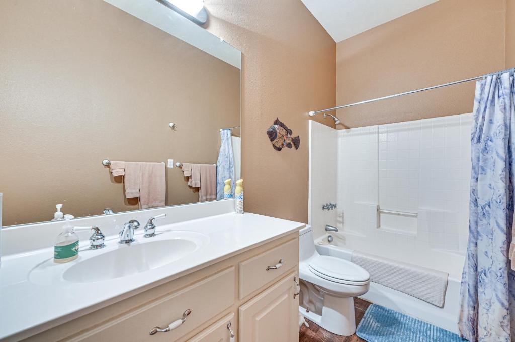 Boat Dock and Hot Tub Waterfront Home in Milam! - Image 8