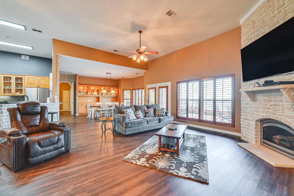 Boat Dock and Hot Tub Waterfront Home in Milam! - Image 5