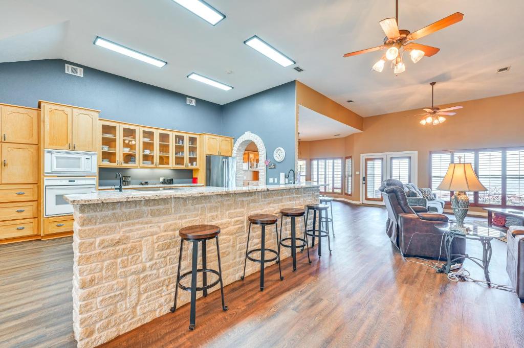 Boat Dock and Hot Tub Waterfront Home in Milam! - Image 4