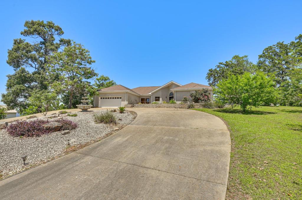 Boat Dock and Hot Tub Waterfront Home in Milam! - Image 6