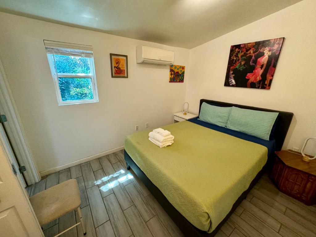 One bedroom apartment with hot tub 2 blocks to Magazine street