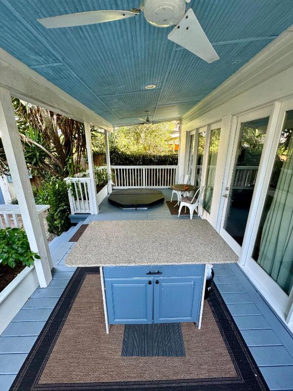 One bedroom apartment with hot tub 2 blocks to Magazine street