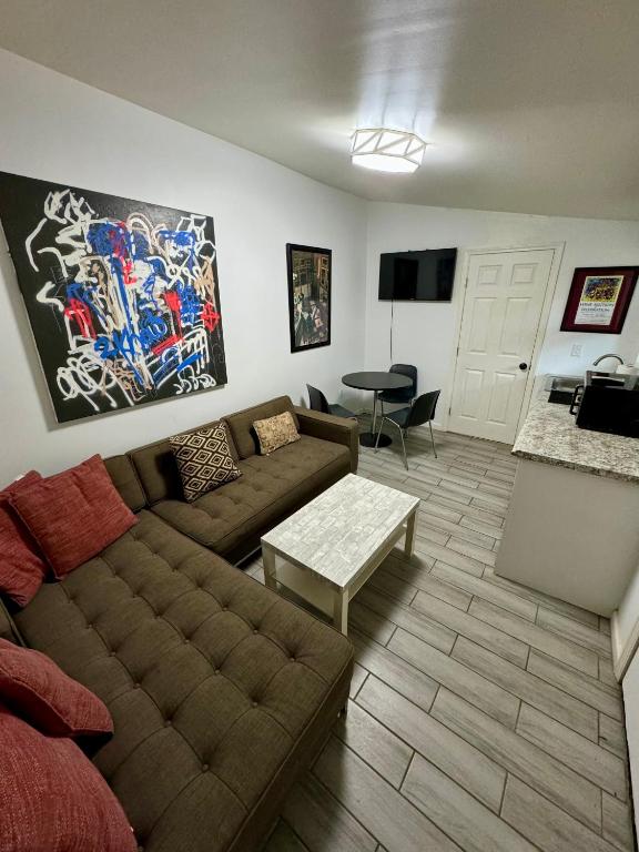 One bedroom apartment with hot tub 2 blocks to Magazine street - Image 5