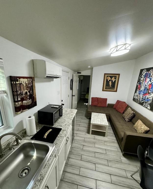 One bedroom apartment with hot tub 2 blocks to Magazine street - Image 4