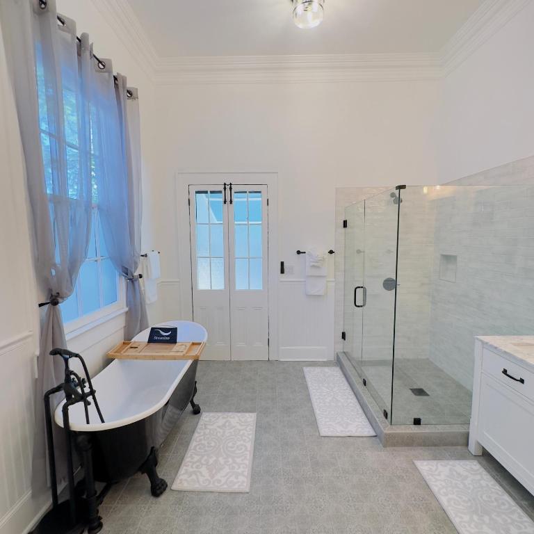 The Historic Bourbon Suit walk to French Quarter