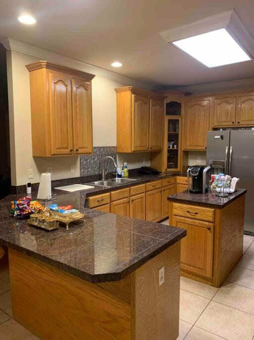 Luxury, modern, homely 4 bedroom house, close to city center, hospitals and shopping centers - Image 4