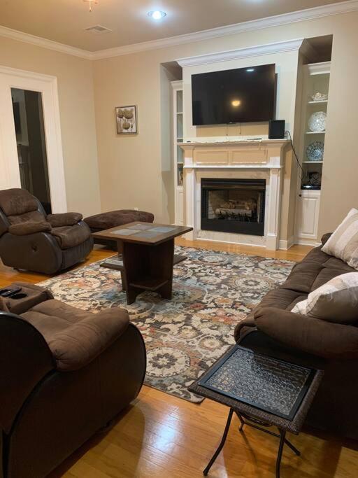 Luxury, modern, homely 4 bedroom house, close to city center, hospitals and shopping centers