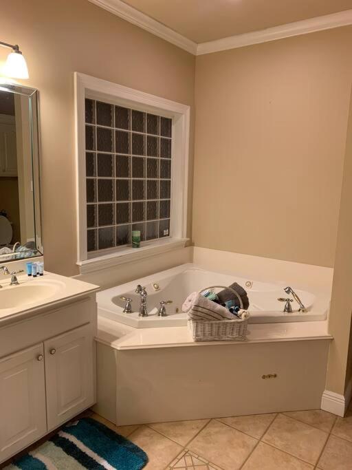 Luxury, modern, homely 4 bedroom house, close to city center, hospitals and shopping centers