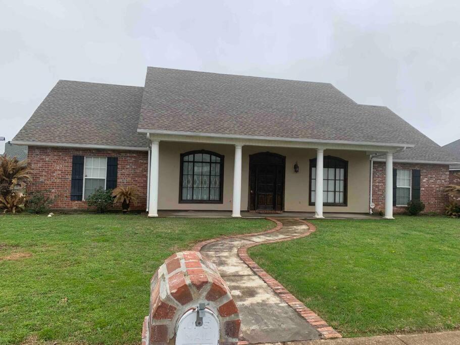 Luxury, modern, homely 4 bedroom house, close to city center, hospitals and shopping centers - Image 6