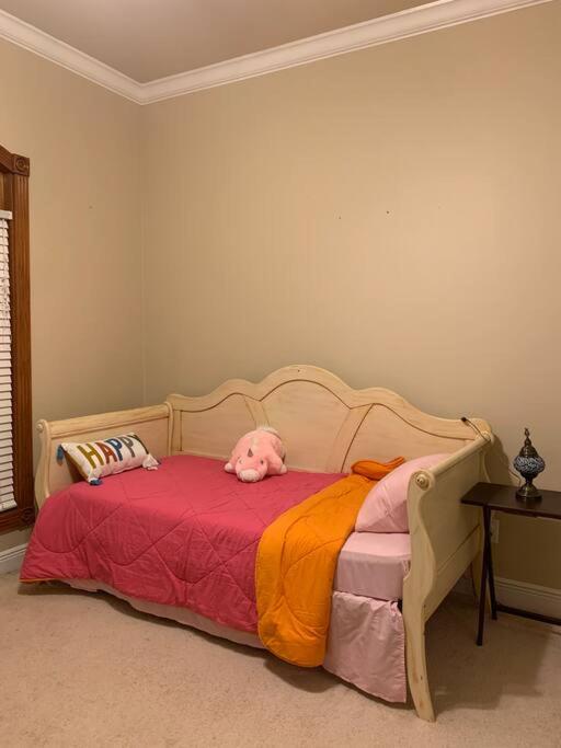 Luxury, modern, homely 4 bedroom house, close to city center, hospitals and shopping centers - Image 7