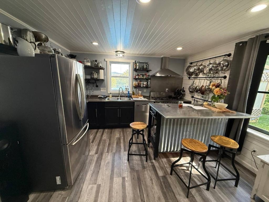 Luxury Poolside Suite with Views + Private Hot Tub