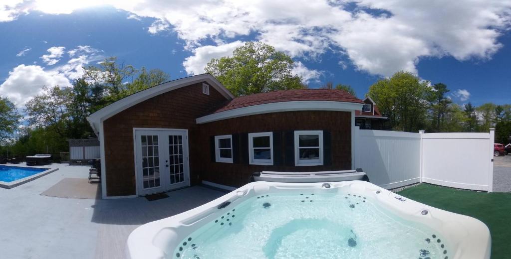 Hot Tub (Jacuzzi) - Photo 2