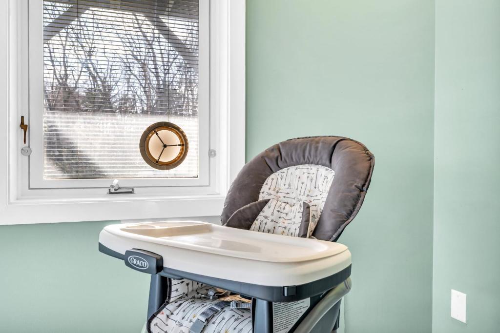 Maine Pondfront Home Sleeps 22 - Pool & Hot Tub - Image 7