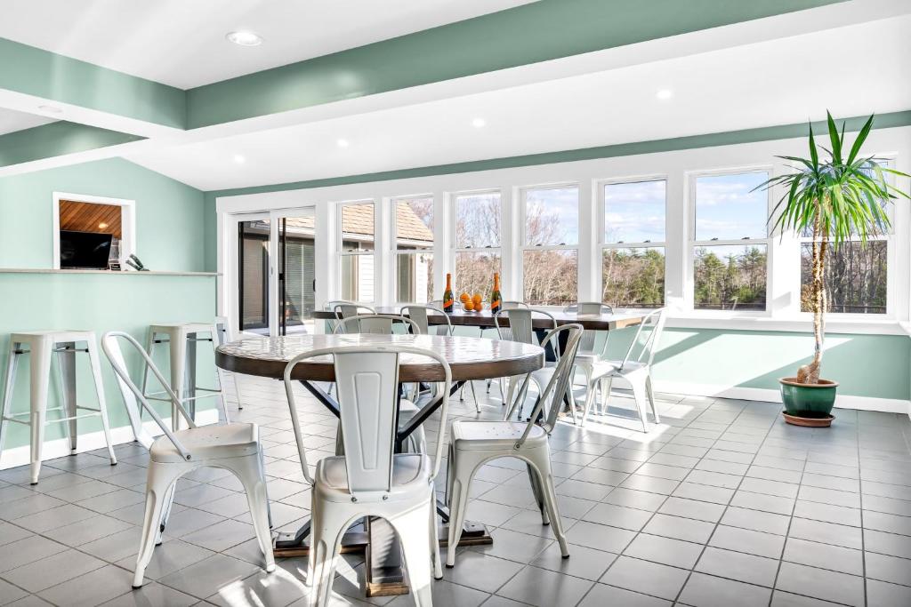 Maine Pondfront Home Sleeps 22 - Pool & Hot Tub - Image 6