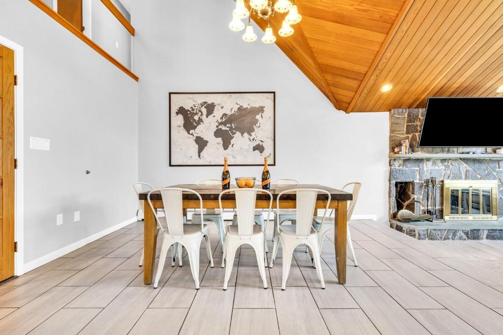 Maine Pondfront Home Sleeps 22 - Pool & Hot Tub - Image 5