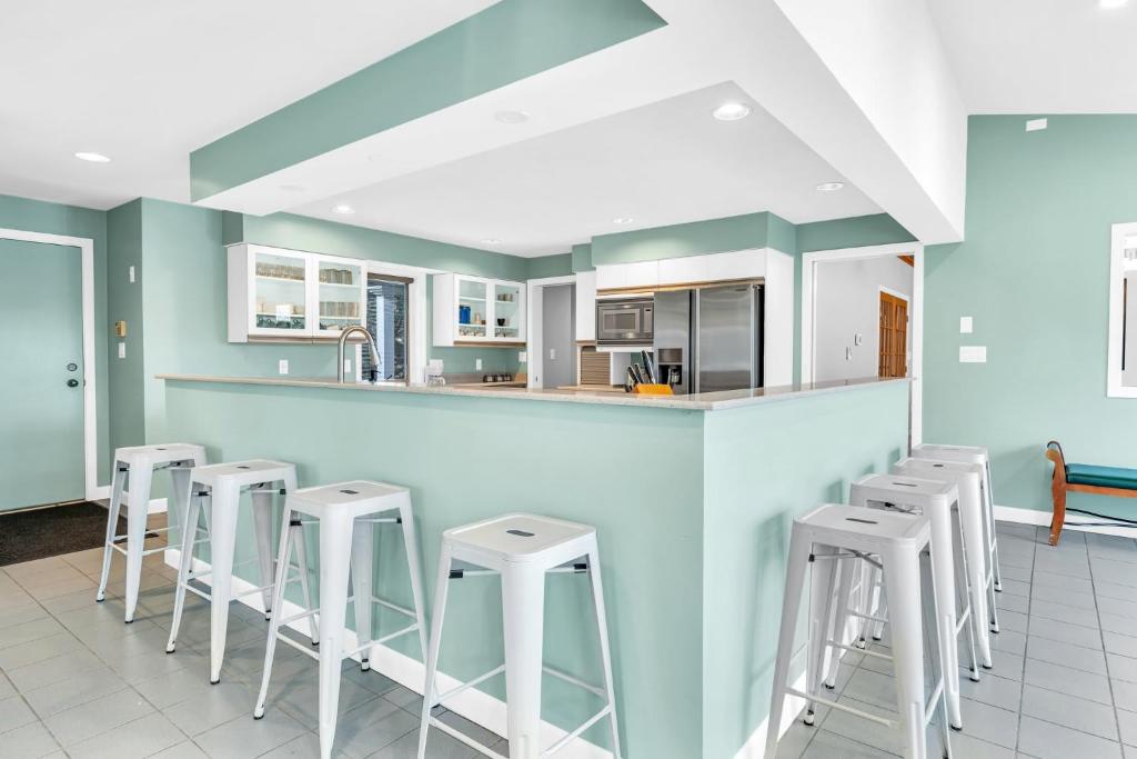 Maine Pondfront Home Sleeps 22 - Pool & Hot Tub - Image 8