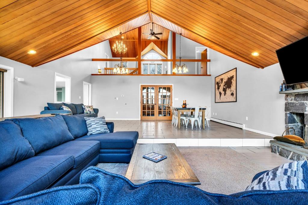 Maine Pondfront Home Sleeps 22 - Pool & Hot Tub - Image 4