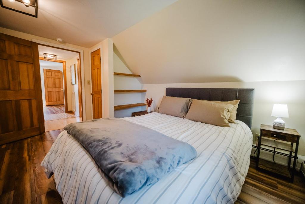 Spacious Country Home, Hot Tub, Fire Pit, Deck - Image 7