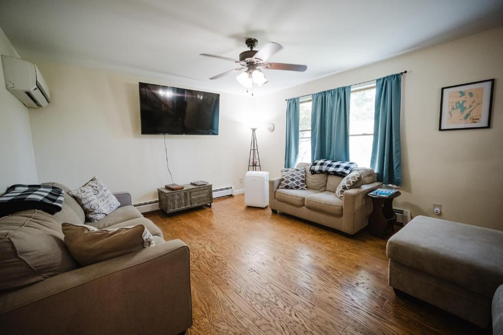 Spacious Country Home, Hot Tub, Fire Pit, Deck - Image 5