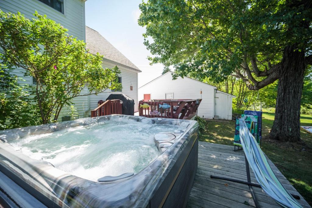 Spacious Country Home, Hot Tub, Fire Pit, Deck