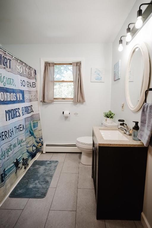 Spacious Country Home, Hot Tub, Fire Pit, Deck - Image 8