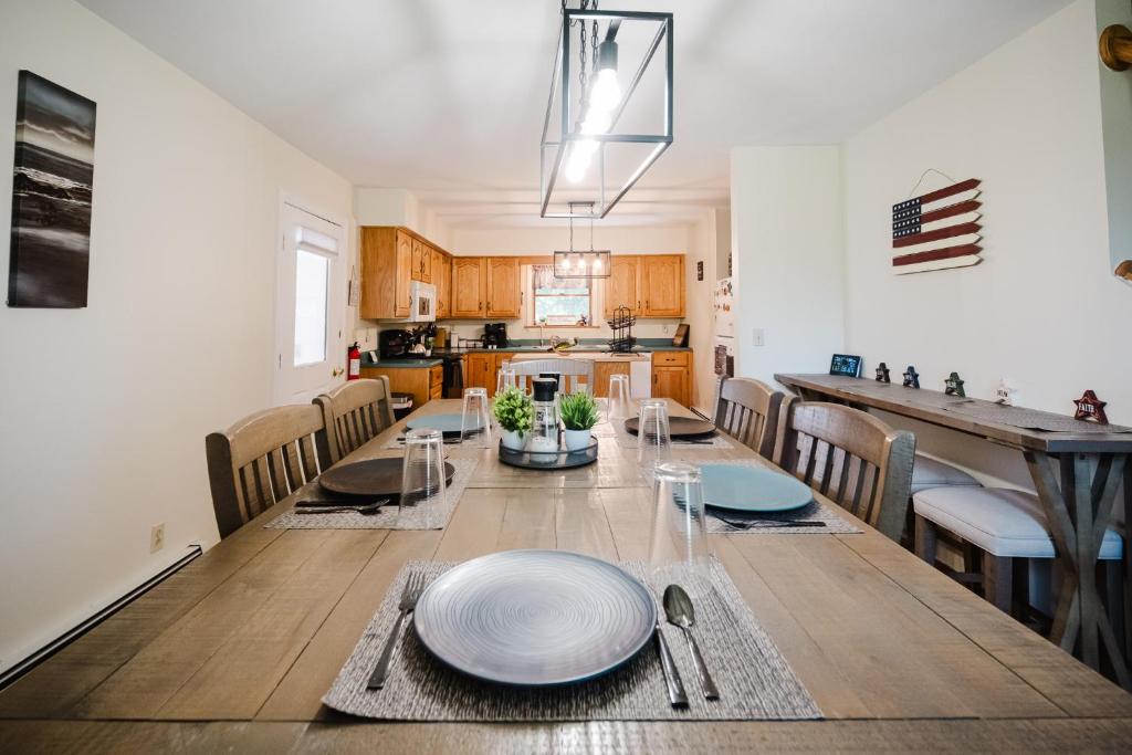 Spacious Country Home, Hot Tub, Fire Pit, Deck - Image 4