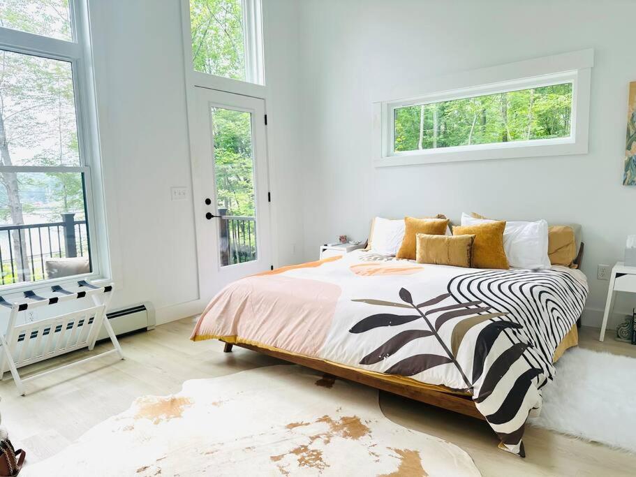 Tranquil Waters - Modern Lakefront Haven with Hot Tub - Explore, Relax, and Recharge! Close to UMF! - Image 4