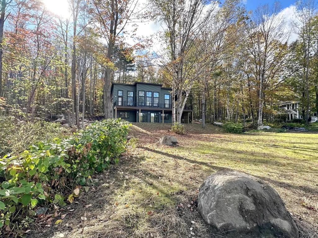 Tranquil Waters - Modern Lakefront Haven with Hot Tub - Explore, Relax, and Recharge! Close to UMF!