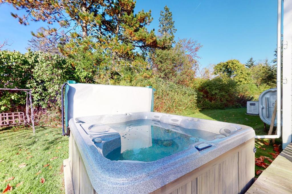 Hot Tub (Jacuzzi) - Photo 2